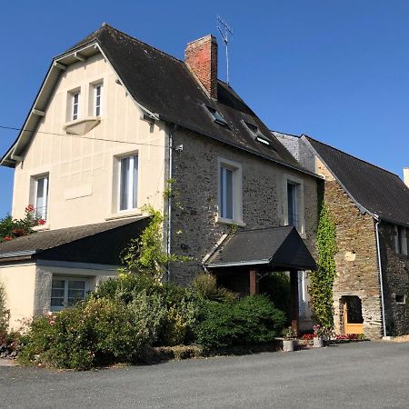 Le Manoir De La Vieille Douve Bed & Breakfast Bourg-d'Ire Exterior photo