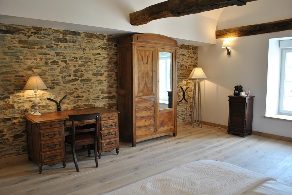 Le Manoir De La Vieille Douve Bed & Breakfast Bourg-d'Ire Room photo