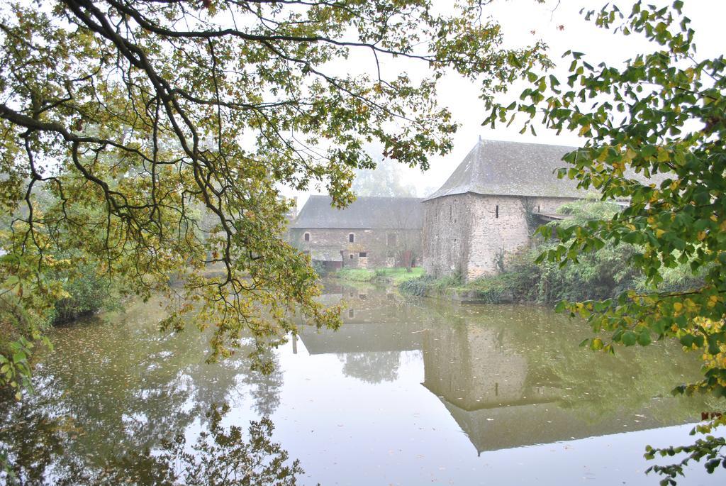 Le Manoir De La Vieille Douve Bed & Breakfast Bourg-d'Ire Exterior photo