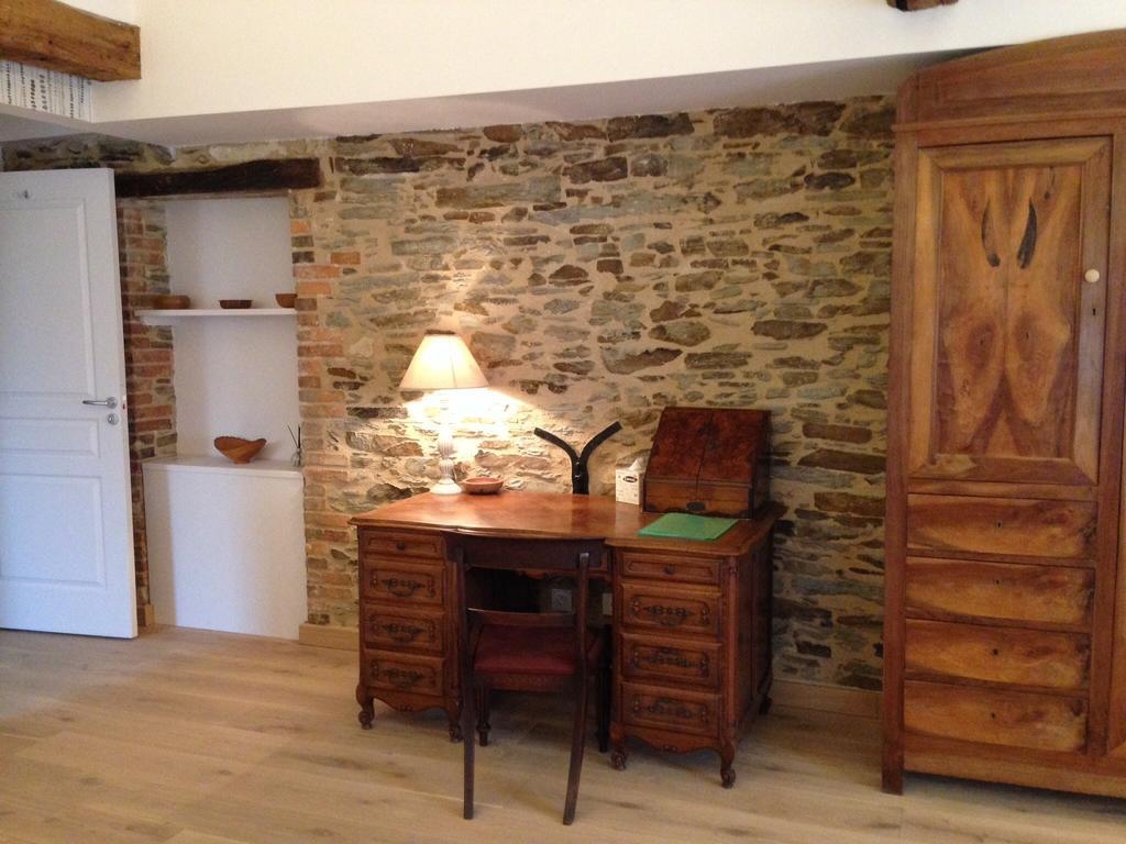 Le Manoir De La Vieille Douve Bed & Breakfast Bourg-d'Ire Room photo