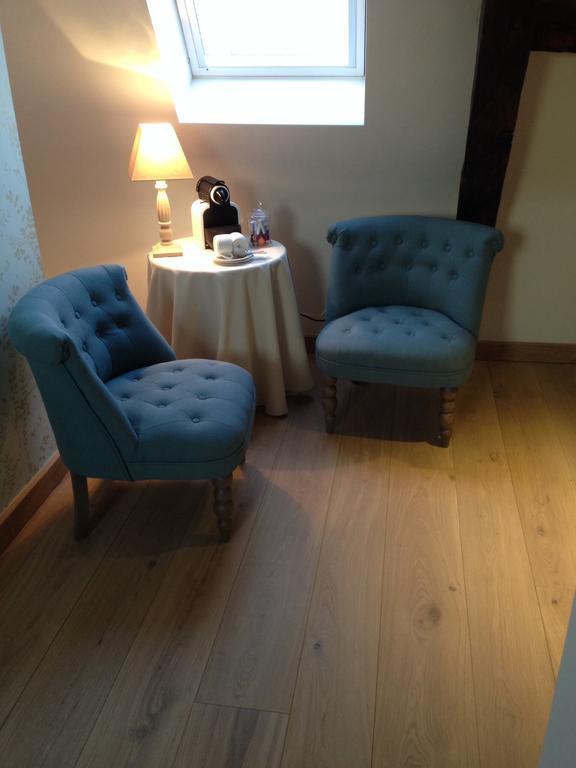 Le Manoir De La Vieille Douve Bed & Breakfast Bourg-d'Ire Room photo