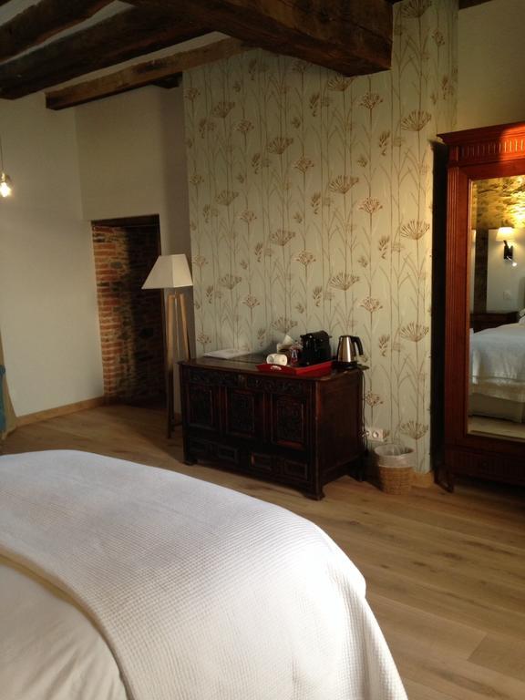 Le Manoir De La Vieille Douve Bed & Breakfast Bourg-d'Ire Room photo