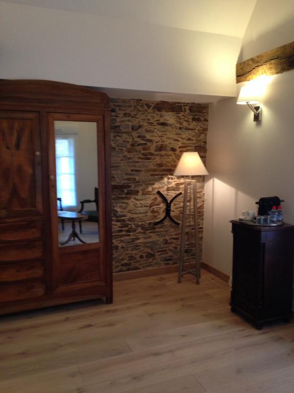 Le Manoir De La Vieille Douve Bed & Breakfast Bourg-d'Ire Room photo